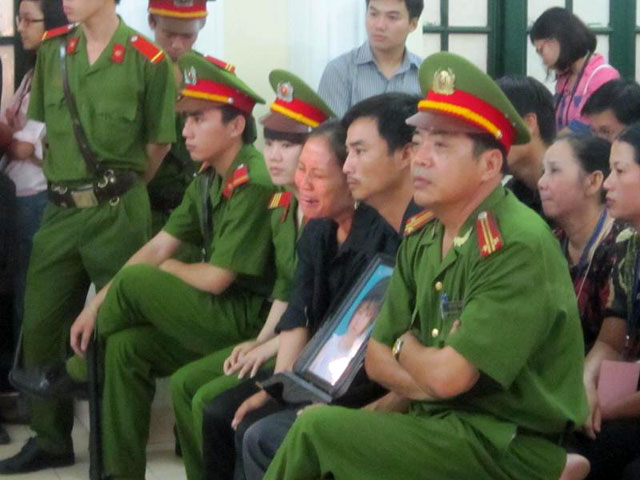 Khi nghe HĐXX đọc nội dung giám định pháp y thi thể bé Khuất Mỹ Q. (4 tuổi), chị Khuất Thị Thủy, mẹ của bé mới bật khóc.