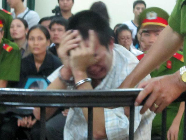 Xét tội ác man rợ, không thể cải tạo được của bị cáo, HĐXX tuyên Hoài án tử hình về tội giết người, tử hình về tội hiếp dâm, 5 năm tù về tội cướp tài sản. Tổng hợp hình phạt là tử hình. Nghe chủ toạ phiên toà tuyên án, bị cáo Hoài lăn ra sàn nhà khóc lớn: