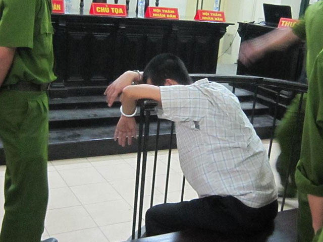 Mẹ của Đặng Trần Hoài ngất xỉu, anh trai của bị cáo phải bế bà ra khỏi phòng xử.