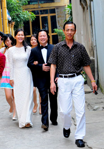 Lễ cưới ở Bắc Ninh của Hải Yến diễn ra trong không khí ấm cúng, trang trọng, với sự góp mặt của gia đình hai họ, bạn bè thân thiết và hàng xóm láng giềng. 