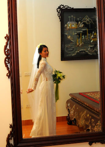 Ngày 27/10, đôi vợ chồng mới cưới sẽ mở tiệc chiêu đãi bạn bè thân thiết ở Hà Nội. Tiệc này được tổ chức một tòa nhà có kiến trúc Pháp cổ của Việt Nam. Thiệp mời ghi: 