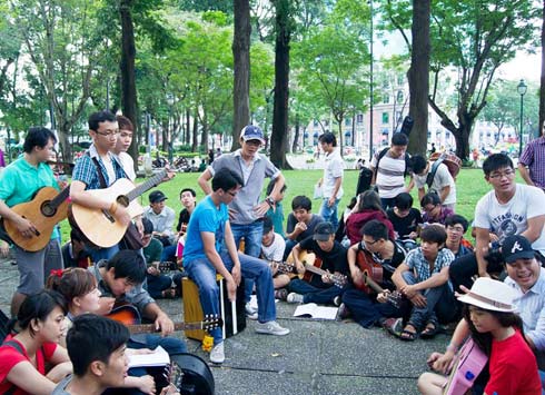 Các thành viên Du ca đường phố - Sài Gòn trong một buổi offline.