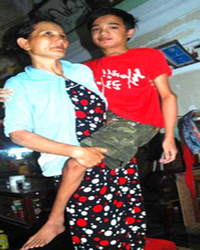 Hai mẹ con Tín