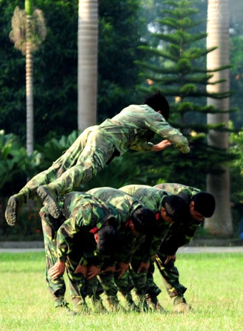 Trong quá trình huấn luyện, mỗi chiến sĩ ngoài được trang bị kiến thức chuyên sâu về chính trị, quân sự, hậu cần, kỹ thuật… còn phải có kiến thức về nghiệp vụ bảo vệ, võ thuật.
