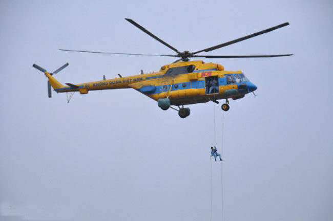 Lực lượng cứu nạn tiếp cận hiện trường từ trực thăng