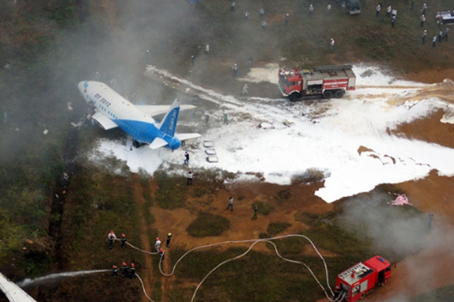 Đám cháy xuất phát từ máy bay gặp nạn, cơ bản được dập tắt.