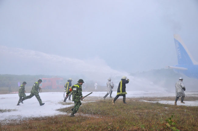 Lực lượng cứu hộ cứu nạn gồm bộ đội, công an tiếp cận hiện trường. 
