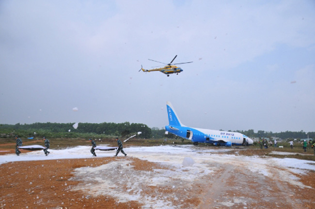 Máy bay trực thăng tiếp tục bao quát địa hình, tìm kiếm các nạn nhân.
