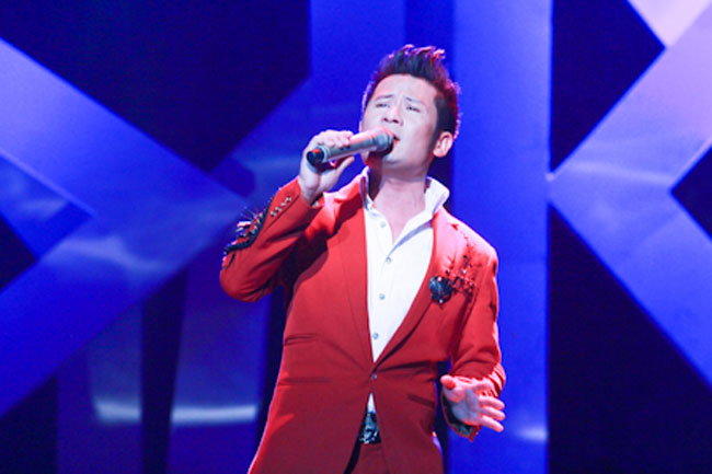 Tối 26/10, đêm live concert của ca sĩ Bằng Kiều diễn ra tại Sân khấu Lan Anh, TP HCM. Ngoài những câu chuyện cười, nam ca sĩ 39 tuổi có những   khoảnh khắc lắng đọng, xúc động trong lời tự sự, lời tri ân với khán giả. Anh liên tục cảm ơn khán giả quê nhà. 