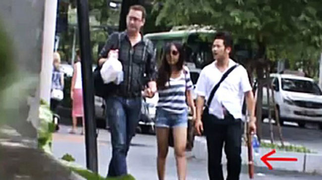 Vẫn phong cách bụi bặm, thích ngồi vỉa hè để rít thuốc lào sồng sộc sau những phút giấy phiêu bồng cùn