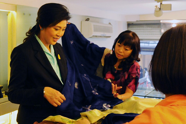 Có vẻ như nữ Thủ tướng Thái Lan rất ưng ý với những chiếc khăn mua được.