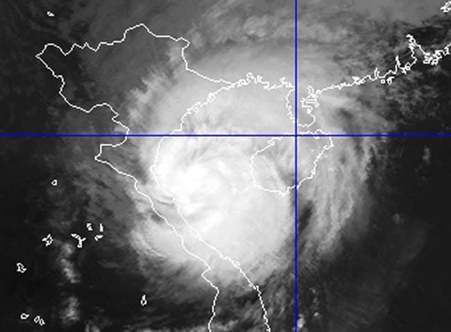 Chiều tối 27/10 bão mạnh lên nhanh chóng, vị trí tâm bão Sơn tinh (bão số 8) cách bờ biển các tỉnh Hà Tĩnh – Quảng Trị khoảng 190 km về phía Đông. Sức gió mạnh nhất vùng gần tâm bão cấp 13, cấp 14, giật cấp 15, cấp 16.