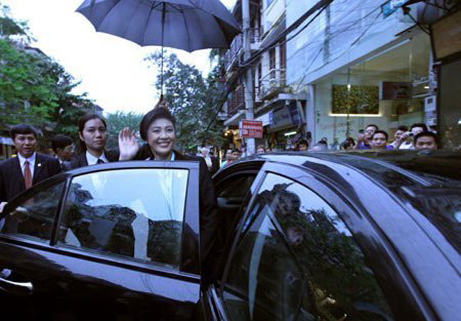 Sau khi mua sắm, nữ Thủ tướng vẫy chào người dân trước khi lên xe