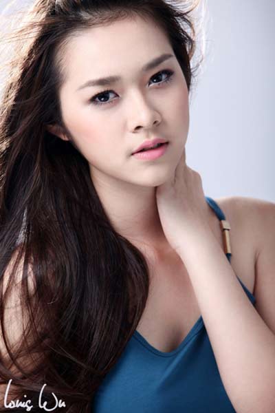 Sinh năm 1993, hot girl Diệp Bảo Ngọc được biết đến từ cuộc thi Miss Teen 2010, sau đó cô trở thành gương mặt quen thuộc của các tờ báo tuổi teen, tạp chí thời trang trong nước, các show quảng cáo. 