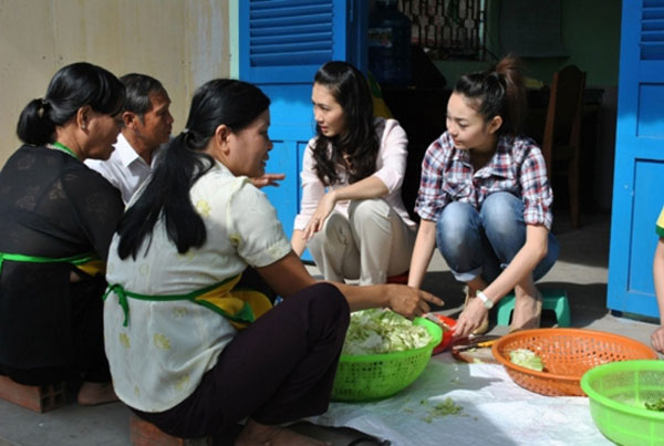 Tháng 8/2012, Minh Hằng đã đến thăm bếp ăn từ thiện bệnh viện y học cổ truyền Trà Vinh.   