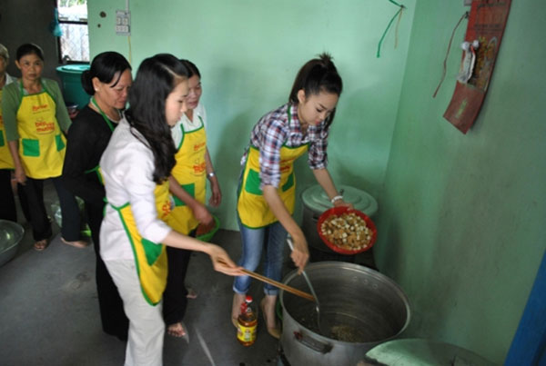 Minh Hằng đã nấu nướng và thực hiện các món ăn phục vụ bệnh nhân nghèo.