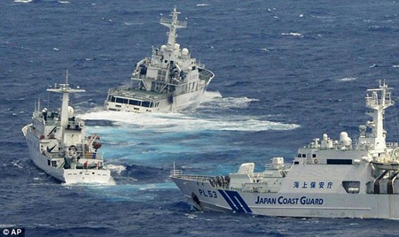 Tuy vậy, khi hành động khẳng định chủ quyền của Trung Quốc khi đã quá mức quy định của Nhật Bản thì Nhật Bản phản ứng rất cứng rắn, không khoan nhượng. Ảnh trên:Tàu Cảnh sát biển Nhật Bản truy đuổi tàu Hải giám Trung Quốc