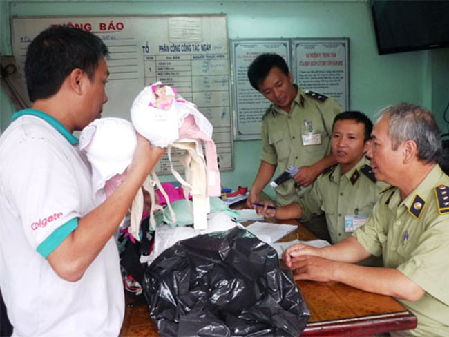 Ngày 29/10, Đội quản lý thị trường TP Đà Nẵng, TT-Huế tiếp tục tiến hành kiểm tra một số quầy kinh doanh mỹ phẩm, đồ lót tại các chợ và thu giữ hàng trăm áo ngực phụ nữ nghi có chứa “thuốc lạ”