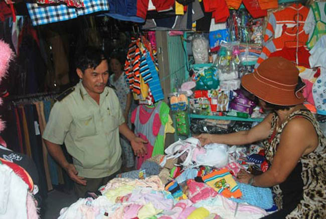 Cũng trong ngày 29/10, Đội 1 Chi cục QLTT Quảng Nam tiếp tục tổ chức kiểm tra các shop, chợ, trung tâm thương mại trên địa bàn TP Tam Kỳ bán áo quần phụ nữ sau khi có thông tin áo ngực của Trung Quốc chứa vật lạ.