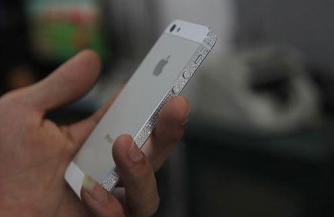 Mẫu iPhone gắn kim cương này khả năng chống xước lên tới 28 lần so với chiếc iPhone 5 nguyên bản của Apple giúp người sử dụng không lo về xước và những vấn đề khác bất an khi sử dụng. Với chế độ bảo hành 2 năm toàn cầu.