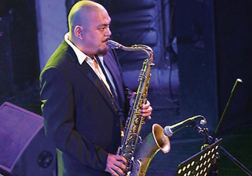 Nếu NSƯT Quyền Văn Minh đến với Jazz bằng con đường tự học thì Quyền Thiện Đắc lại được chính cha mình chỉ dạy từ khi còn là tấm bé và sau này được học tập tại những trường đào tạo âm nhạc hàng đầu thế giới. Anh cũng chính là nghệ sĩ saxophone đầu tiên của Việt Nam sở hữu bằng cấp quốc tế.