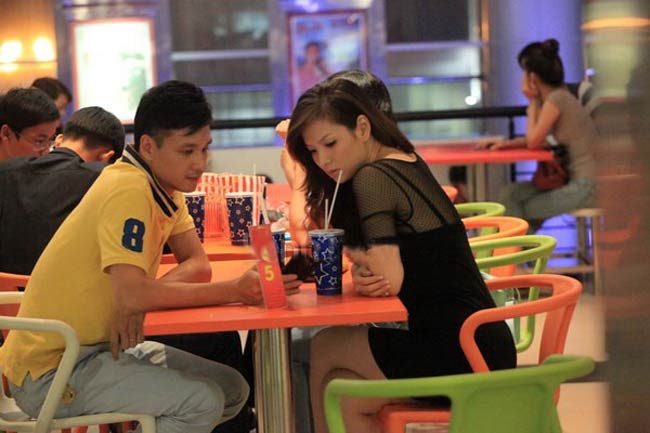 Cả hai như  đang có một cuộc hẹn hò lãng mạn khi trốn con trai để đi xem phim cùng nhau
