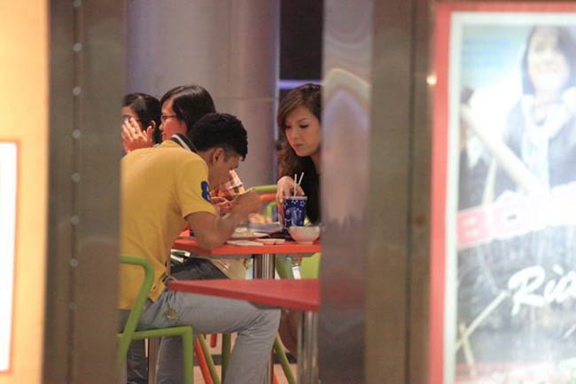 Hai vợ chồng nhanh chóng dùng bữa trước khi vào xem phim