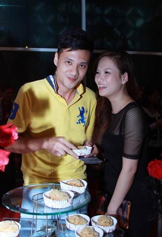 Lần đầu tiên sau một thời gian dài, cặp vợ chồng này mới công khai tạo dáng trước ống kính phóng viên