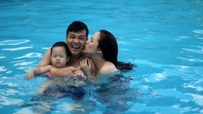 Cả gia đình hạnh phúc trong chuyến nghỉ mát ở Cát Bà