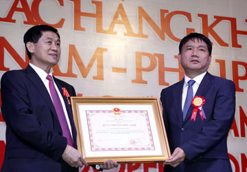 Bộ trưởng Bộ GTVT Đinh La Thăng trao tặng huân chương Hữu nghị cho ông Johnathan Hạnh Nguyễn.