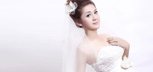 Trước khi sang Thái tái khám, Lâm Chí Khanh gây sốc bởi hình ảnh cô dâu nữ tính, xinh đẹp, quyến rũ.