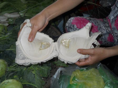 Gói dung dịch chứa thuốc lạ trong áo ngực được phát hiện tại Đà Nẵng.
