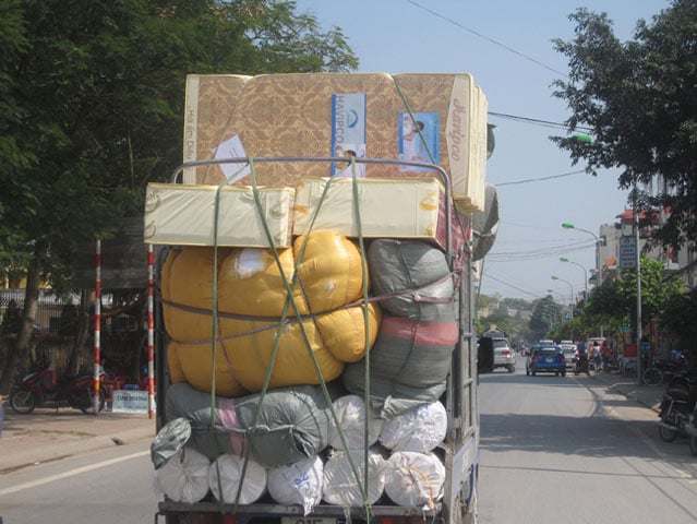 Mặt hàng dễ bán nhất hiện nay là các sản phẩm mang nhãn mác Korea, Havipco (nhái của nhãn hàng Havico), Happiness... với giá chỉ rẻ bằng 1 nửa hoặc 1/3 so với giá thị trường và hầu hết các sản phẩm có nhãn mác na ná với hàng chính hãng 