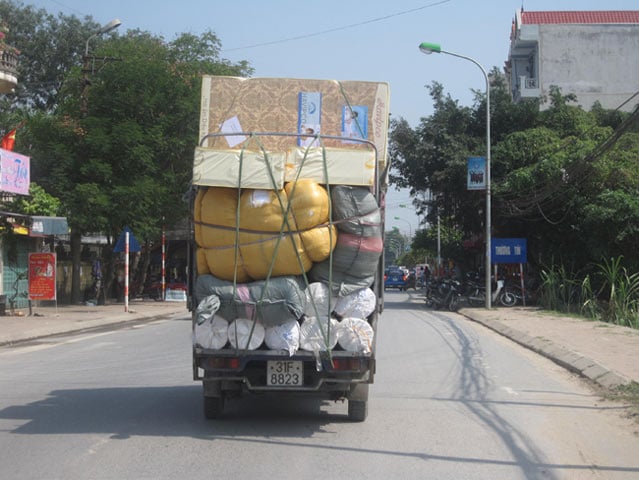 Chị Nguyên cũng cho biết, mỗi ngày chồng chị phải chở ít nhất 3-5 chuyến xe lên Hà Nội giao hàng. Chiều ngày  1/11 cửa hàng chị Nguyên vừa mới chuyển chạy 3 chuyến xe các mặt hàng đệm lên các cửa hàng ở đường Nguyễn Trãi, Thanh Xuân, Hà Nội để giao hàng.