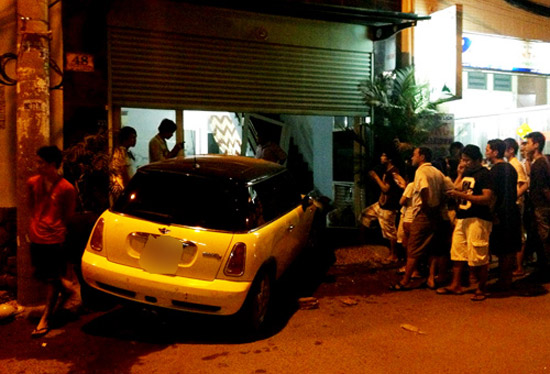 Tối 1/11, trên đường đi quay phim trở về, Nguyên Vũ lái chiếc Mini Cooper của diễn viên Triệu Tú Trâm đến khúc cua bất ngờ lạc tay lái, đâm thẳng vào nhà dân.