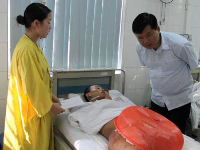 Ngày 3/11, Bộ trưởng Giao thông vận tải Đinh La Thăng đã tới thăm hỏi, động viên các nạn nhân bị thương và gia đình các nạn nhân tử vong vì tai nạn giao thông trên địa bàn Hà Nội.