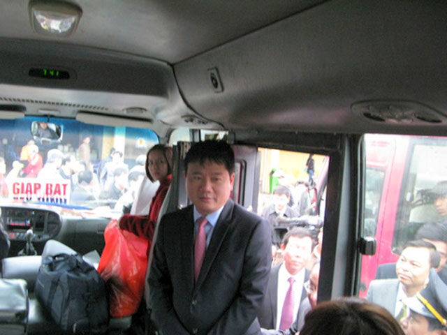 Cũng trong ngày 30 Tết, Bộ trưởng Thăng đã thăm hỏi và chúc tết hành khách đi chuyến xe đường dài cuối cùng trong ngày. Bộ trưởng đã ân cần thăm hỏi hành khách và lái xe phụ xe cùng lời chúc thượng lộ bình an. 