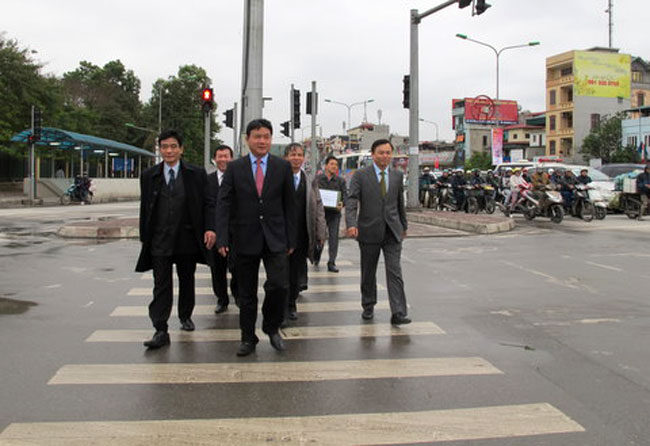 Nút giao thông Kim Liên- Đại Cồ Việt sáng 30 Tết, đồng thời thăm hỏi các chiến sỹ đang làm nhiệm vụ tại đây.
