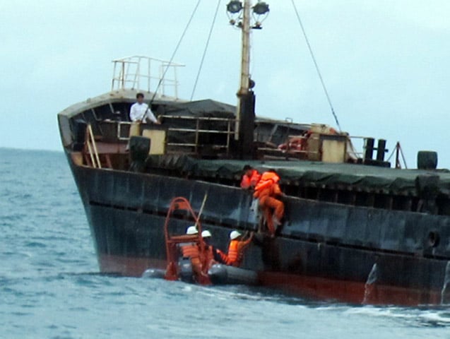 Tàu SAR 274 cho xuồng nhỏ sang cập mạn, đón các thành viên tàu HP09 để đảm bảo an toàn.