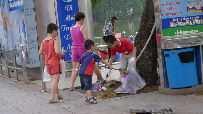 Những bé trai này hào hứng nhặt rác Hồ Gươm