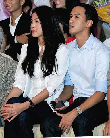 Trong đêm Chung kết Bước nhảy hoàn vũ 2010, họ đã ngồi bên nhau thân mật trên hàng   ghế khán giả để ủng hộ đồng nghiệp của Hà Tăng - Lương Mạnh Hải. Lúc này, chuyện tình   yêu của người đẹp gần như đã công khai.