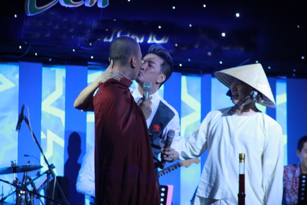 “Ông hoàng nhạc Việt” không tiếc hai nụ hôn đồng giới để đáp trả tấm chân tình của hai vị sư thầy mua rượu ủng hộ Wanbi Tuấn Anh.