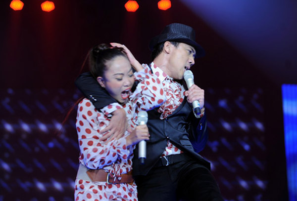 Trấn Thành đã không làm chủ được bàn tay khi đang mải biểu diễn cùng Đoan Trang