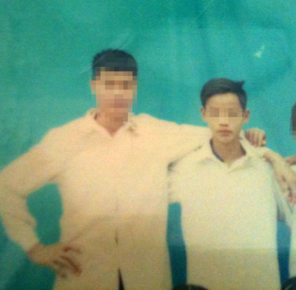 Lê Văn Hiệp (bên phải) trẻ trung bên bạn học