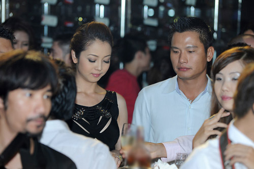  Ngày 5/11, báo chí đồng loạt đưa tin Jennifer Phạm và bạn trai Nguyễn Đức Hải đang âm thầm chuẩn bị kết hôn.
