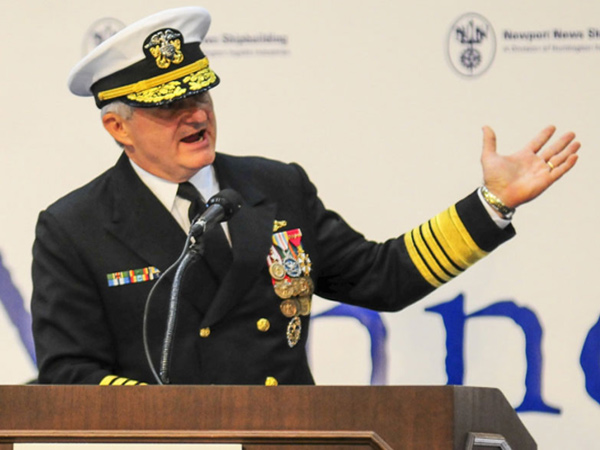 Đô đốc hải quân Mỹ Kirkland phát biểu tại buổi lễ hạ thủy tầu ngầm tấn công Minnesota SSN-783.