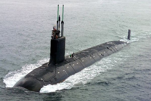 Tàu có nút để điều khiển hệ thống bánh lái và thiết bị lặn, sử dụng cần lái theo cấu trúc của trục đôi, ứng dụng các thiết bị giảm ồn tiên tiến như: sử dụng vỏ bọc chống tiếng vọng, gia cố chắc chắn các cấu trúc trên khoang và được trang bị hệ thống chân vịt hiện đại. Nhờ đó, tàu ngầm lớp Virginia có độ ồn nhỏ hơn nhiều so với các tàu ngầm tấn công thế hệ thứ tư và tàu ngầm lớp Akula của Hải quân Nga.