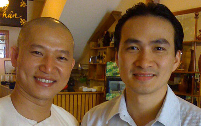 Nhà sư Thích Giác Ân chụp ảnh cùng diễn viên Chi Bảo