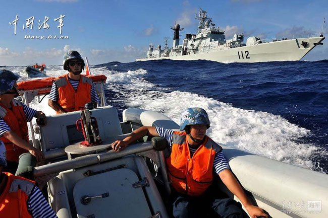 Trong khi đó, giới truyền thông Trung Quốc hôm nay 5/11 đưa tin, quân đội nước này vừa công bố hình ảnh hoạt động của biên đội tàu chiến hạm đội Bắc Hải cơ động từ biển Hoa Đông qua eo biển Miyako, Nhật Bản để ra Tây Thái Bình Dương diễn tập.