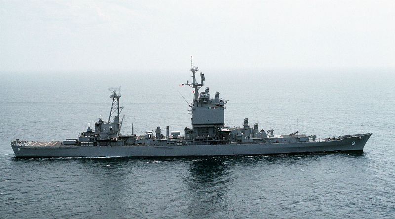 Tuần dương hạm USS Long Beach khi còn song hành cùng tàu sân bay Enterprise
